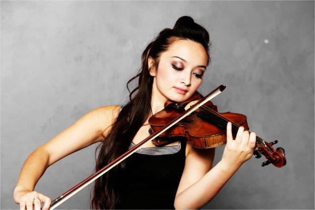 female violin player jaipur